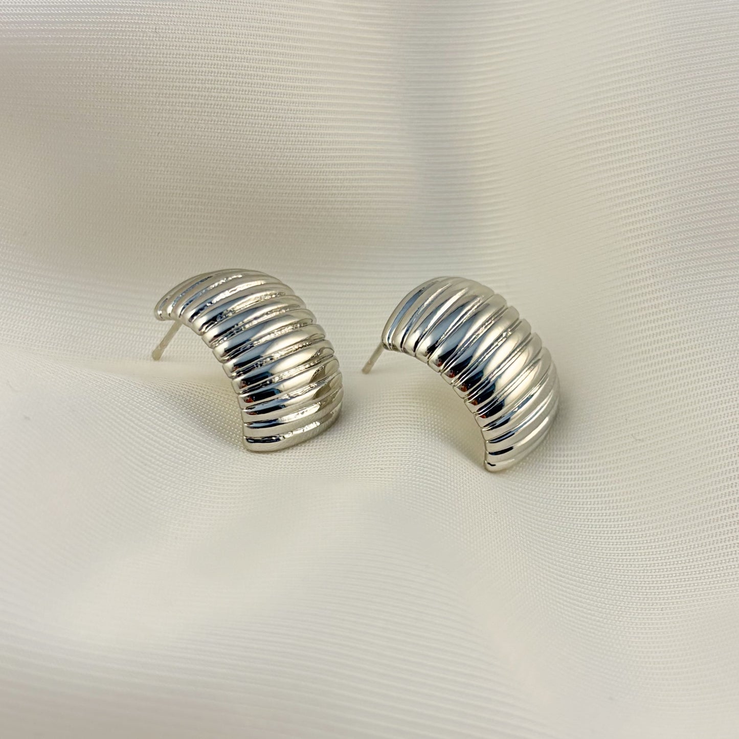 Aretes chapa de oro pegados plateados curva rayada 2 cm