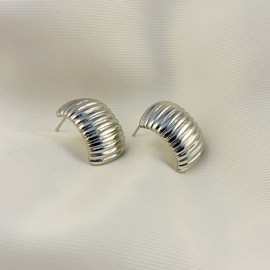 Aretes chapa de oro pegados plateados curva rayada 2 cm