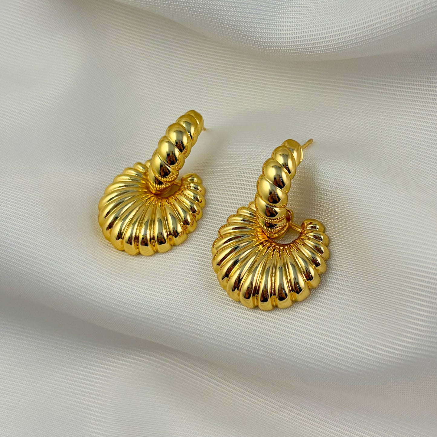 Aretes chapa de oro conchita colgante 3 cm