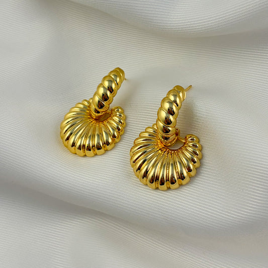 Aretes chapa de oro conchita colgante 3 cm