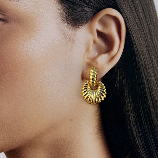 Aretes chapa de oro conchita colgante 3 cm