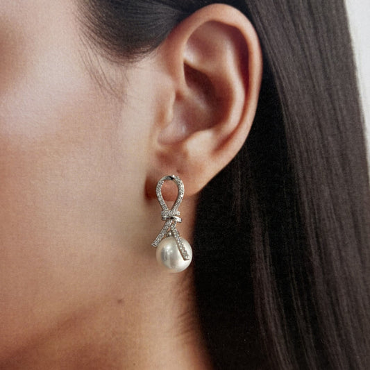 Aretes plateados perla zirconias nudo