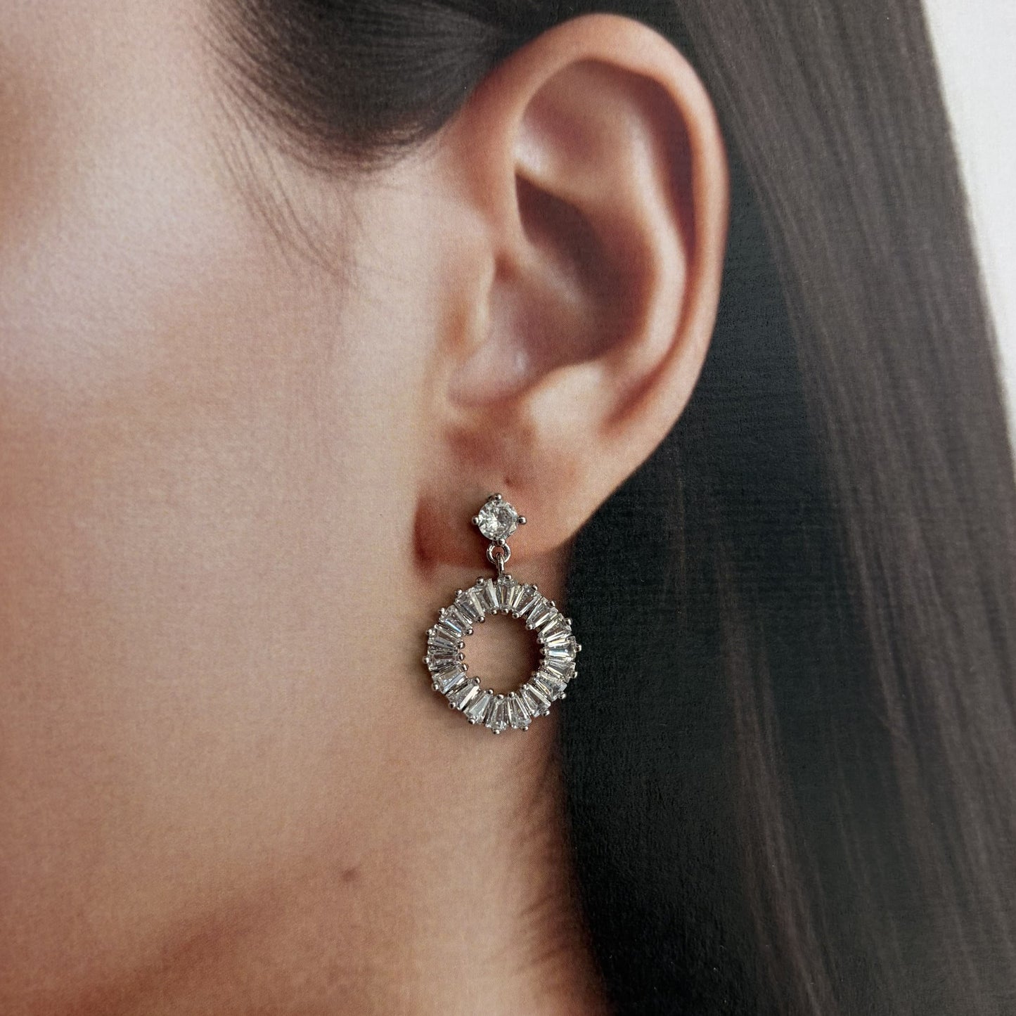 Aretes cortos plateados zirconias baguettes chapa de oro