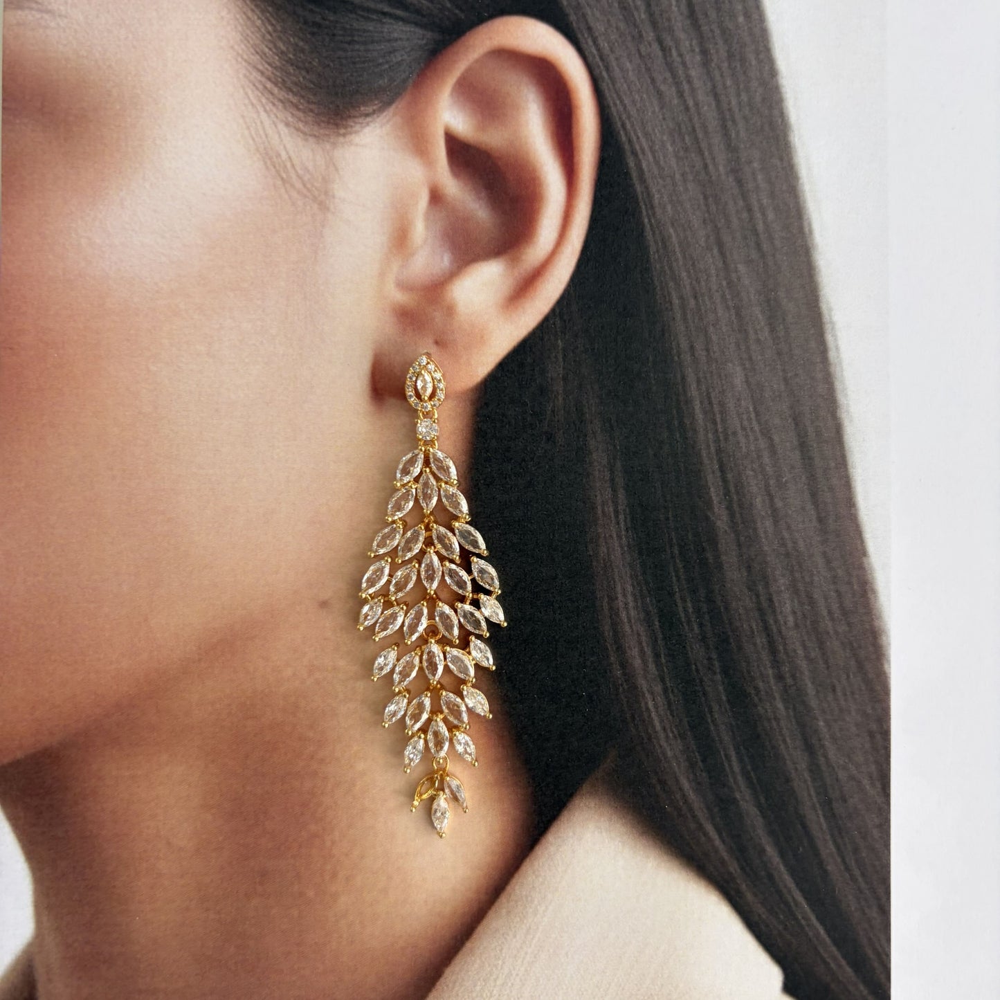 Aretes largos dorados zirconias pavo real chapa de oro