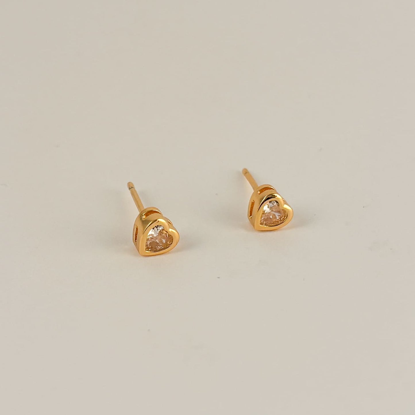 Broqueles aretes mini corazón zirconia chapa de oro