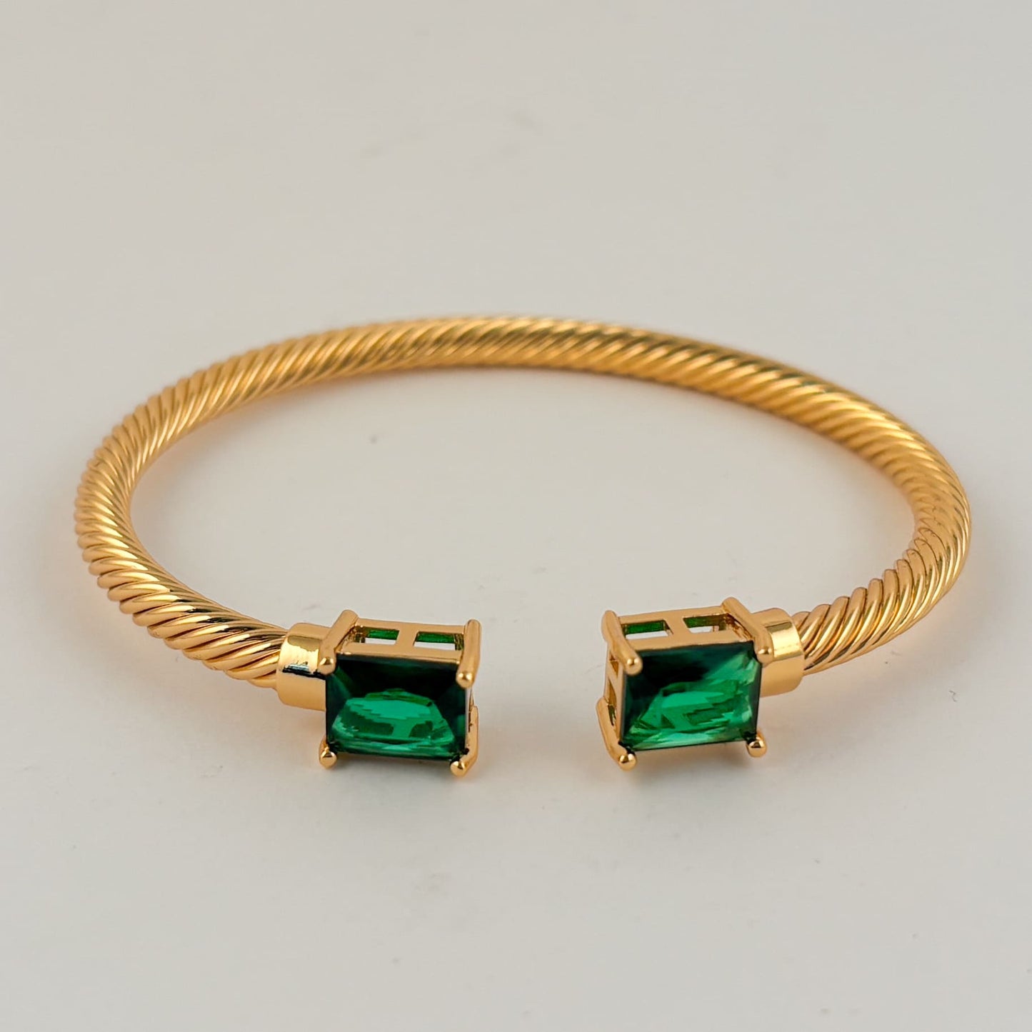 Brazalete chapa de oro soga zirconias verdes