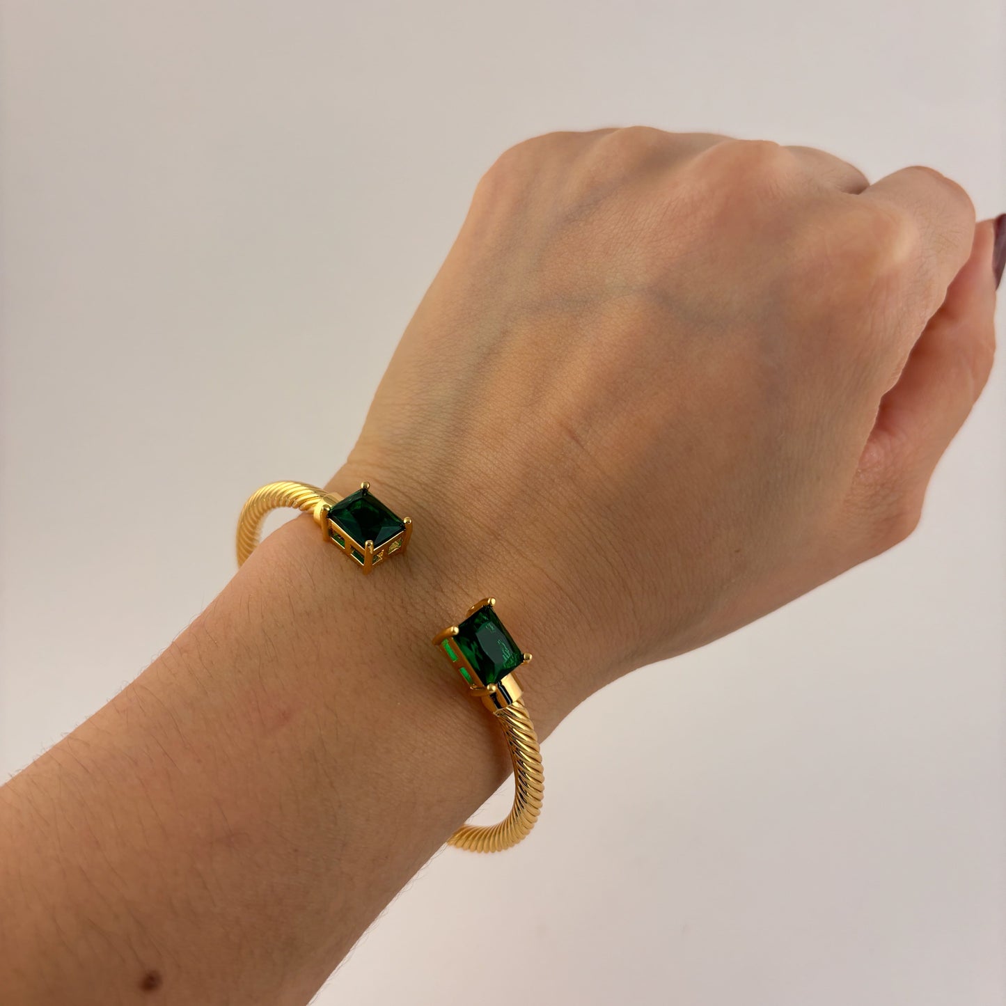 Brazalete chapa de oro soga zirconias verdes