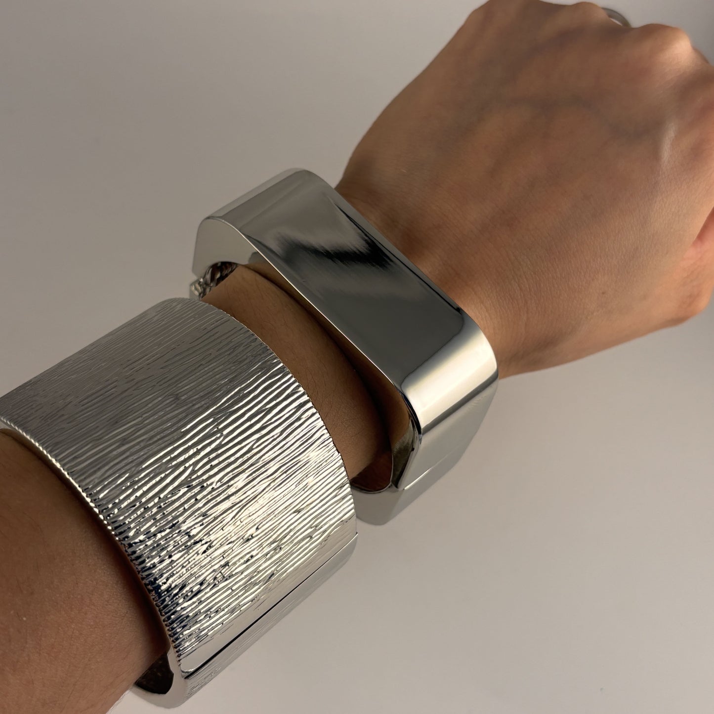 Brazalete grueso plateado chapa de oro