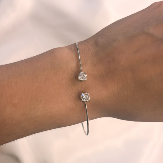 Brazalete plateado delgado puntas de zirconia chapa de oro