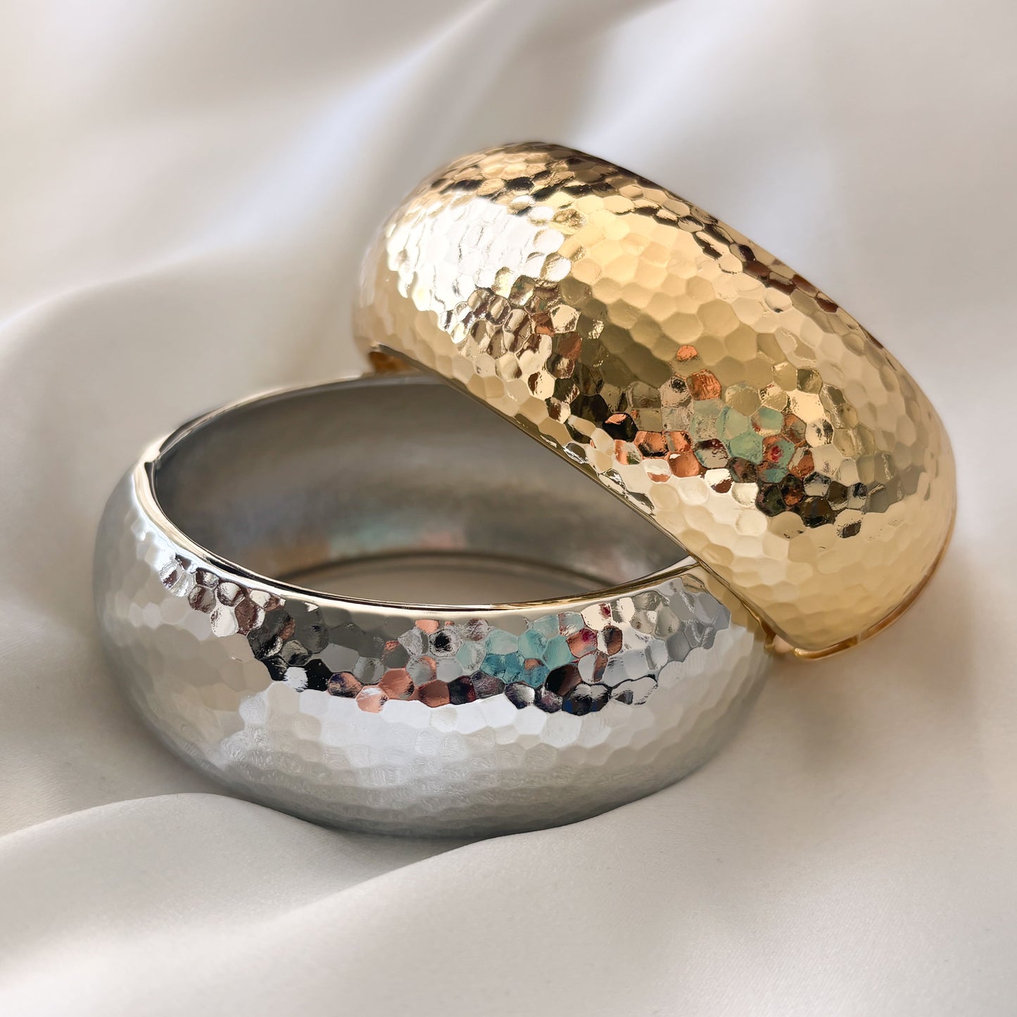 Brazalete grueso chapa de oro martillado redondeado