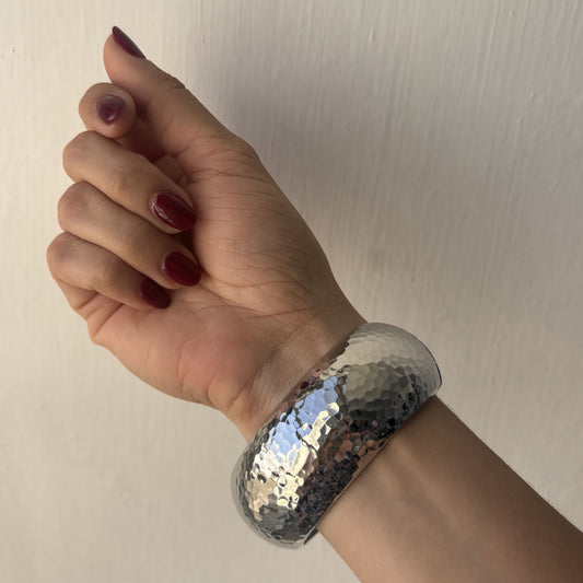 Brazalete grueso chapa de oro martillado redondeado