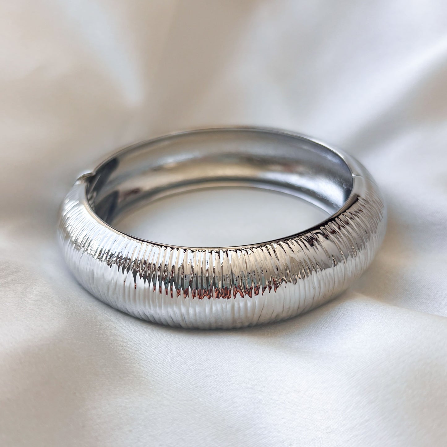 Brazalete grueso plateado rayado chapa de oro