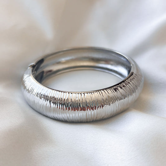 Brazalete grueso plateado rayado chapa de oro