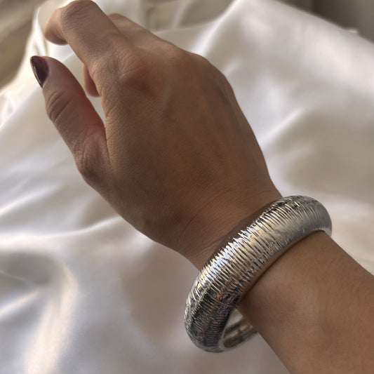 Brazalete grueso plateado rayado chapa de oro