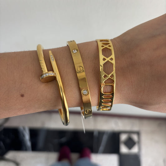 Brazalete acero inoxidable clavos y zirconias dorado
