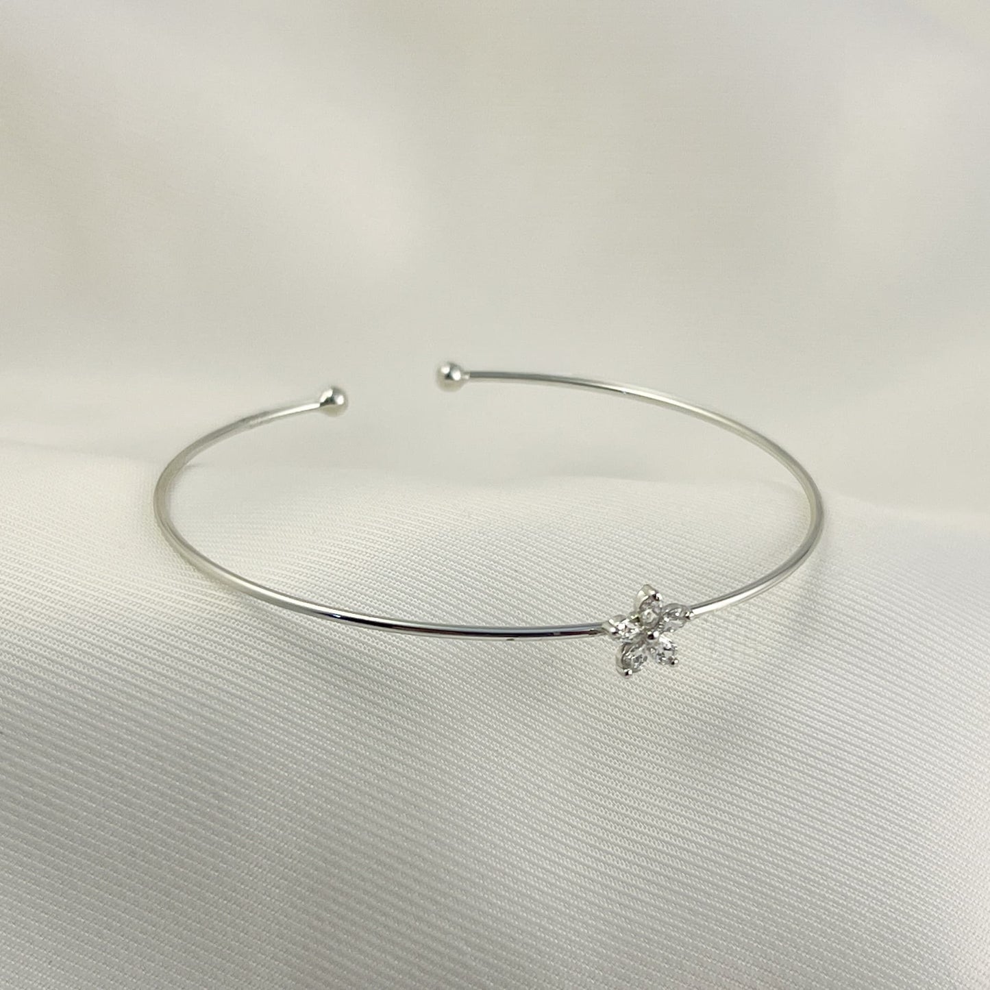 Brazalete delgado plateado chapa de oro