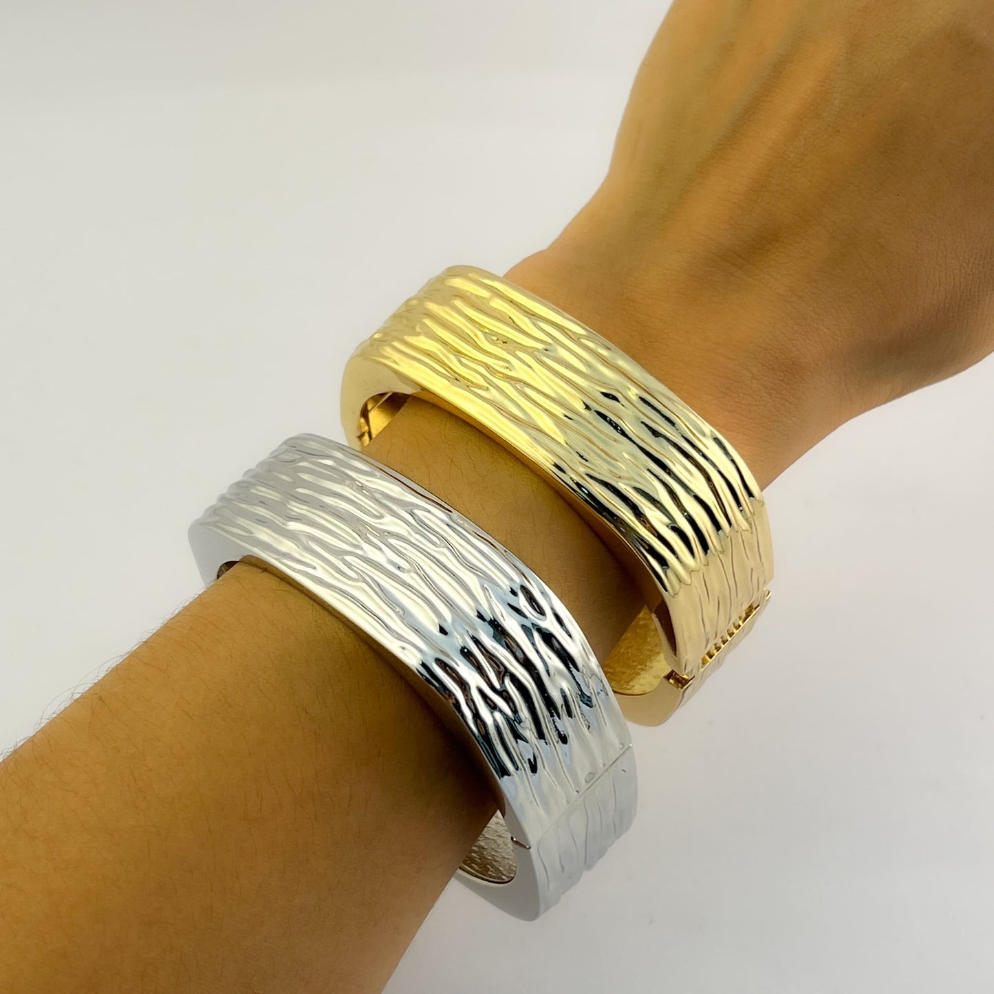 Brazalete cuadrado textura chapa de oro
