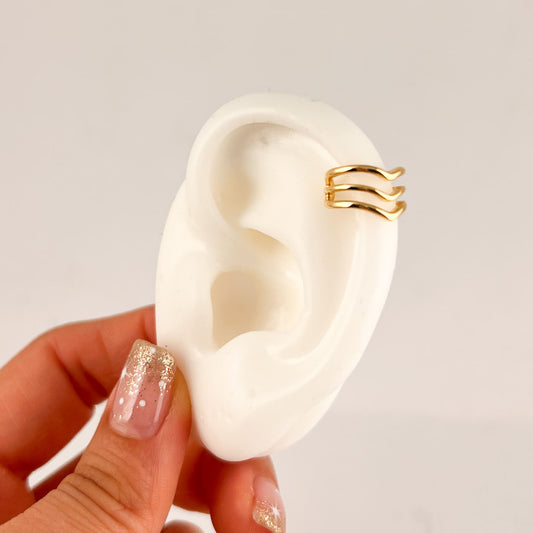 Ear cuff simulador de perforación triple V chapa de oro