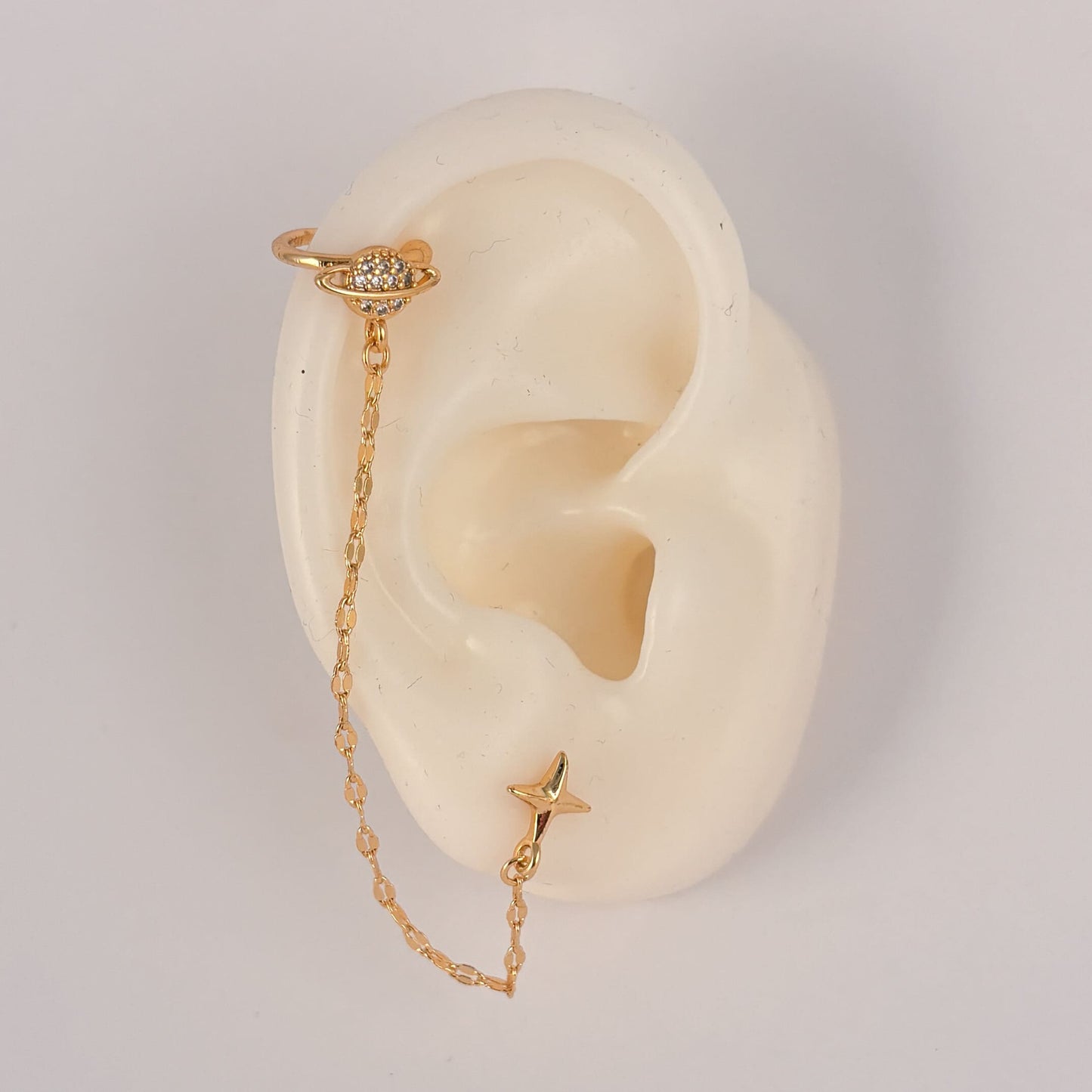 Piercing con cadena simulador ear cuff planeta chapa de oro