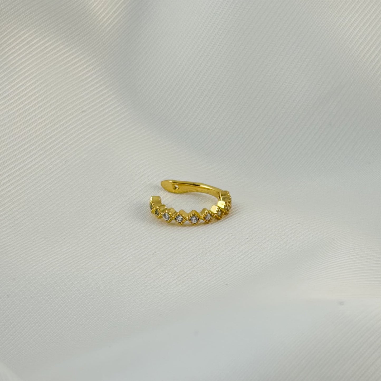 Ear cuff delgado rombos zirconias chapa de oro