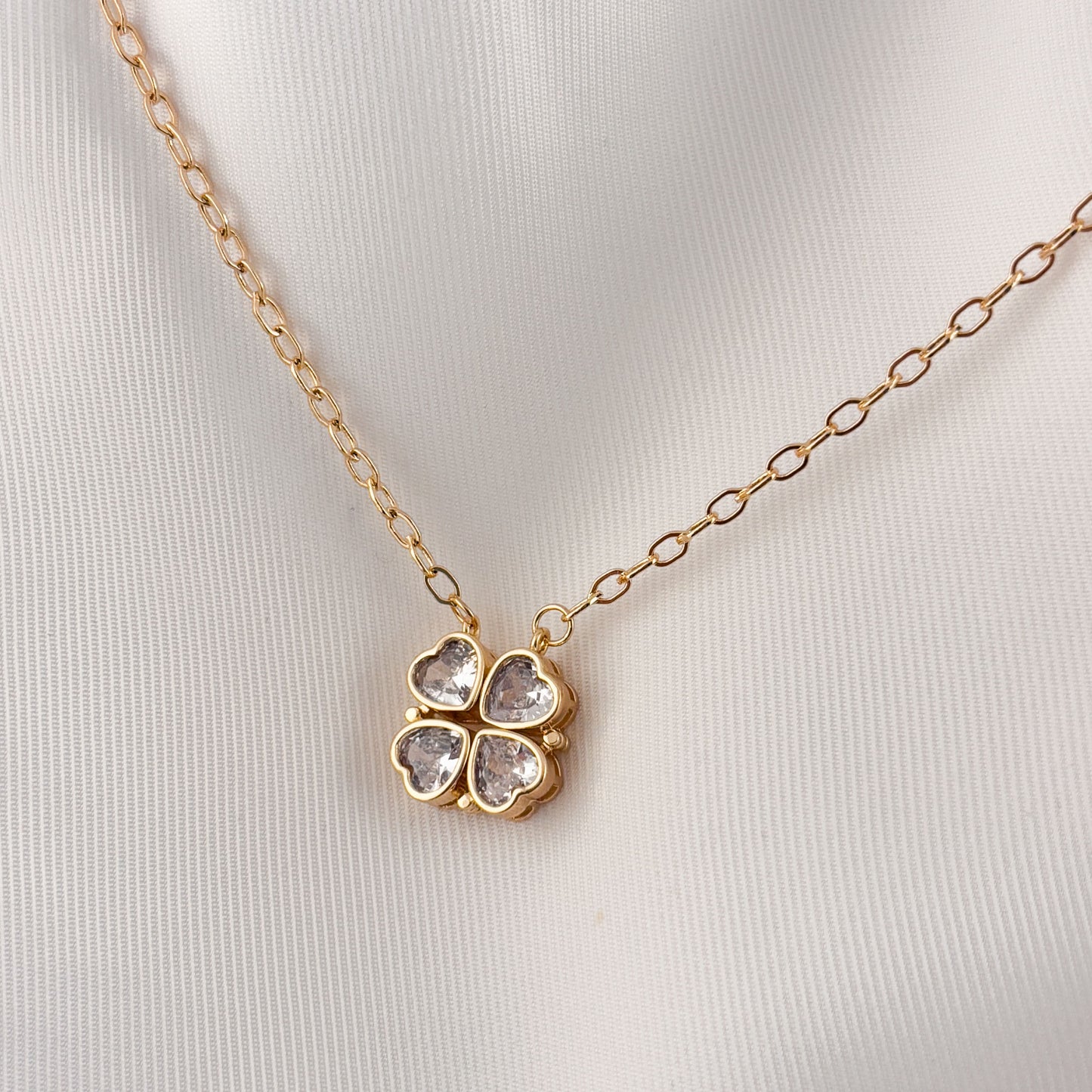 Collar trébol imanes doble vista chapa de oro