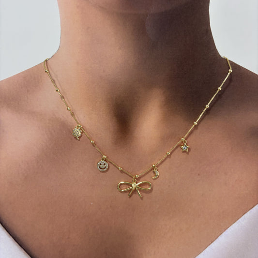 Collar charms moño y otros chapa de oro
