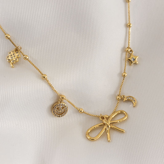 Collar charms moño y otros chapa de oro