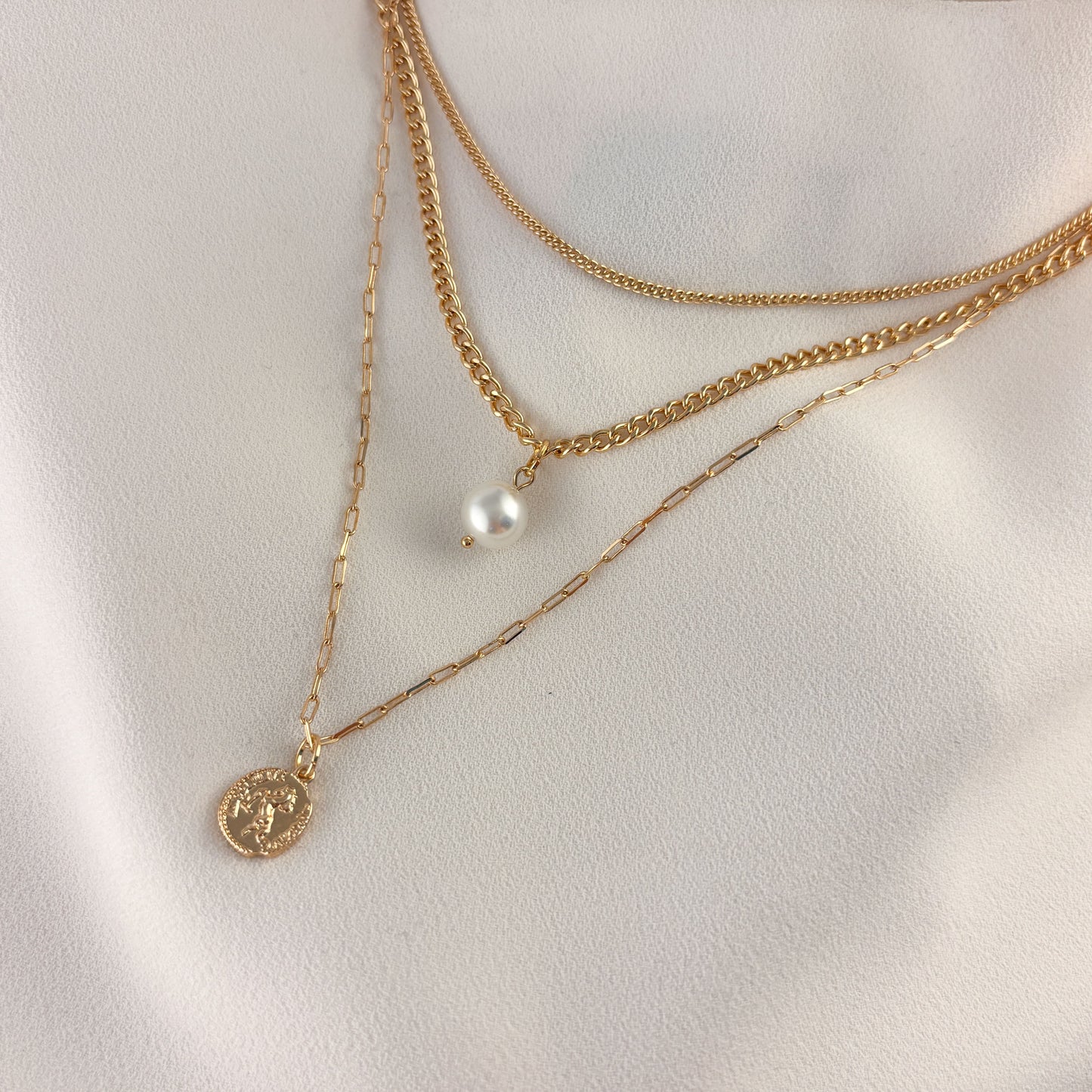 Collar triple perla dije moneda baño de oro