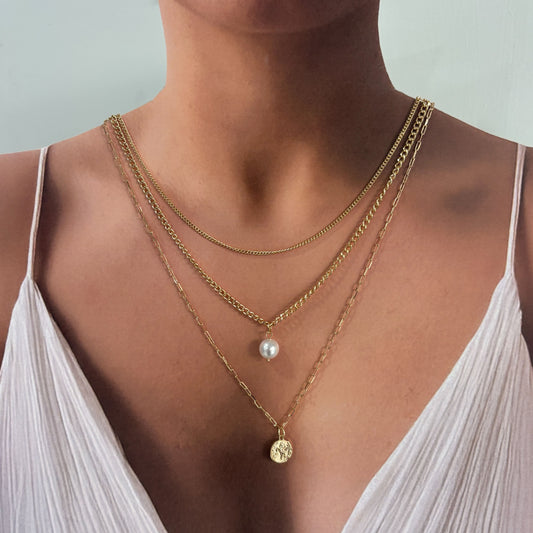 Collar triple perla dije moneda baño de oro