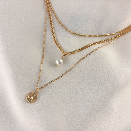 Collar triple perla dije moneda baño de oro