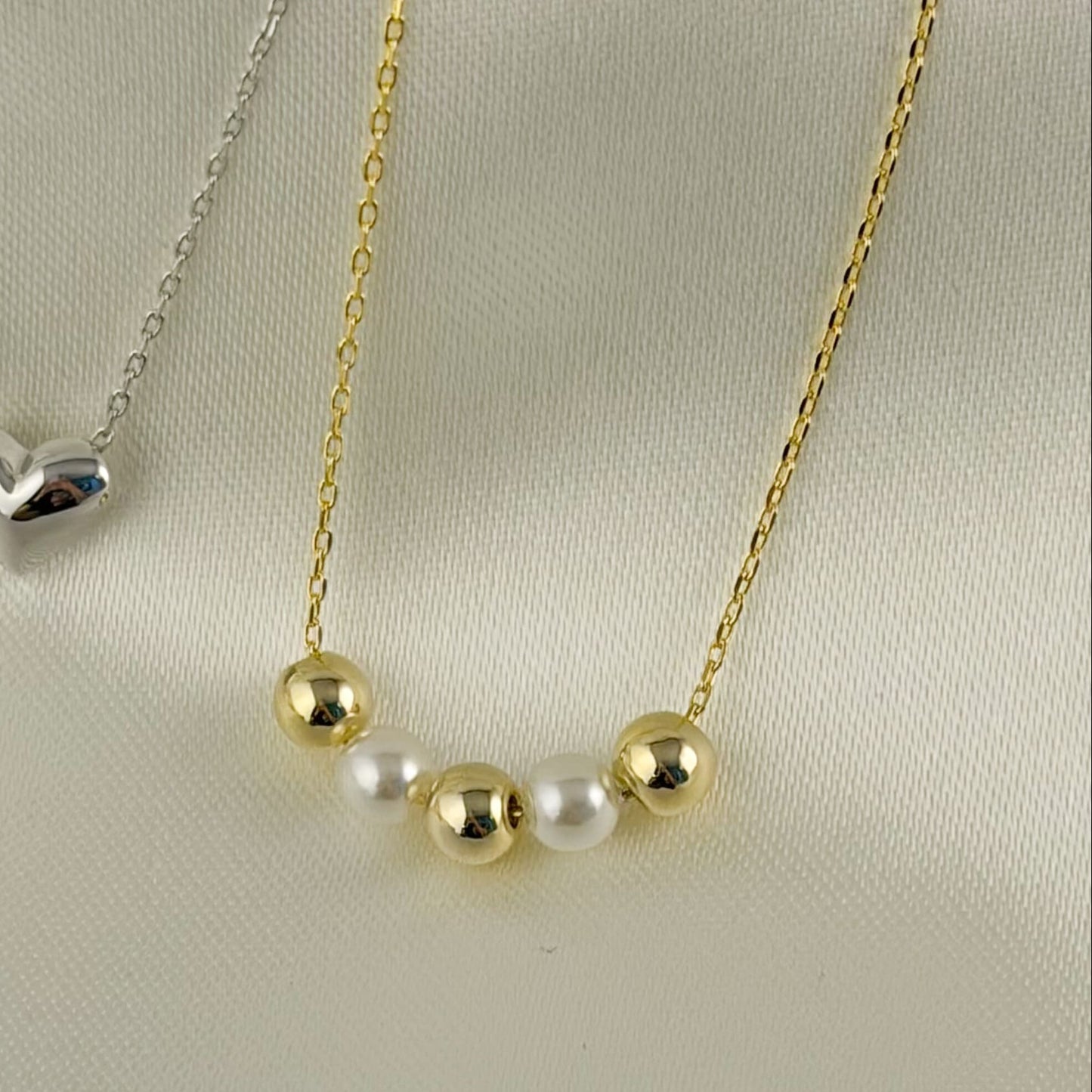 Collar bolitas doradas perlas baño de oro