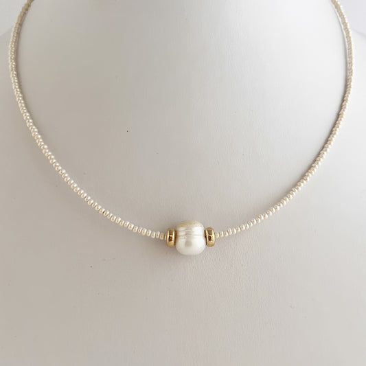 Gargantilla perla con chaquira beige chapa de oro
