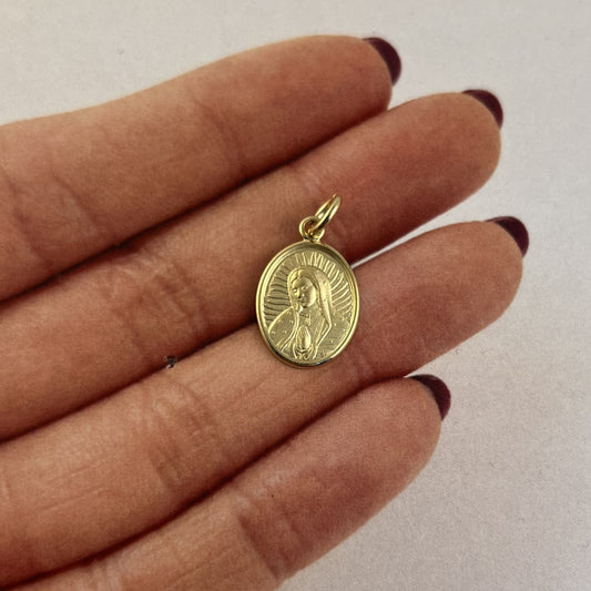 Dije medalla Virgen de Guadalupe mate chapa de oro 1,5 cm ovalada