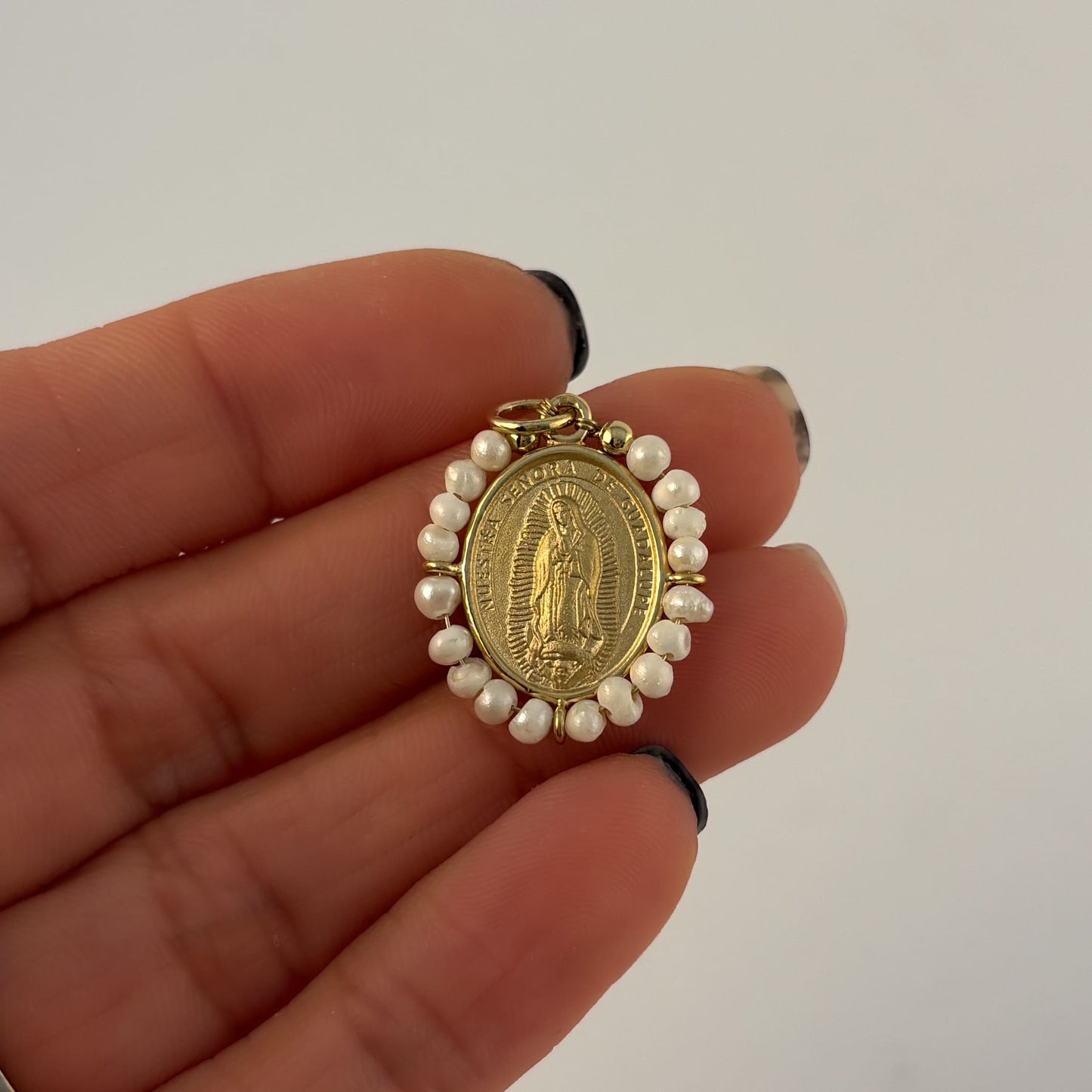 Dije Medalla virgen de busto Guadalupe en baño de oro bordada perla cultivada