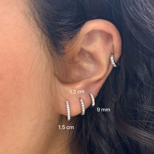 Huggies chapa de oro zirconias diferentes tamaños plateado