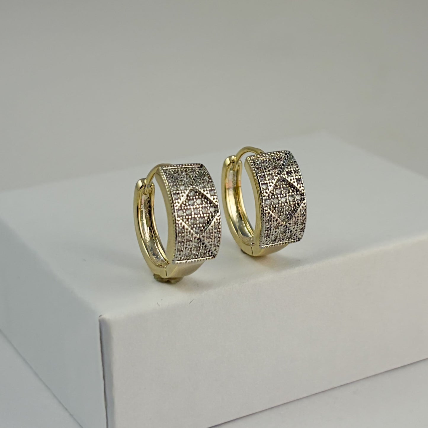 Huggies chapa de oro gruesas zirconias