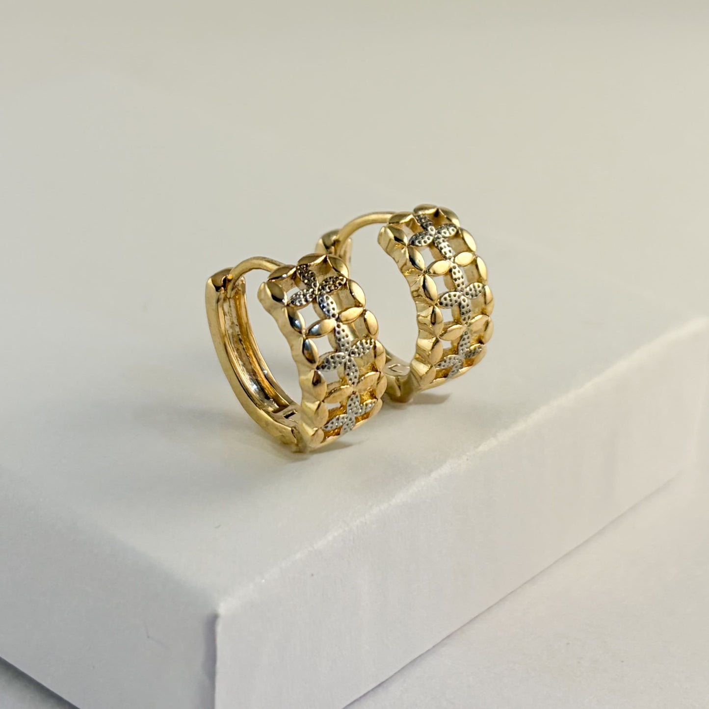Huggies chapa de oro gruesas bicolor cruces hojas