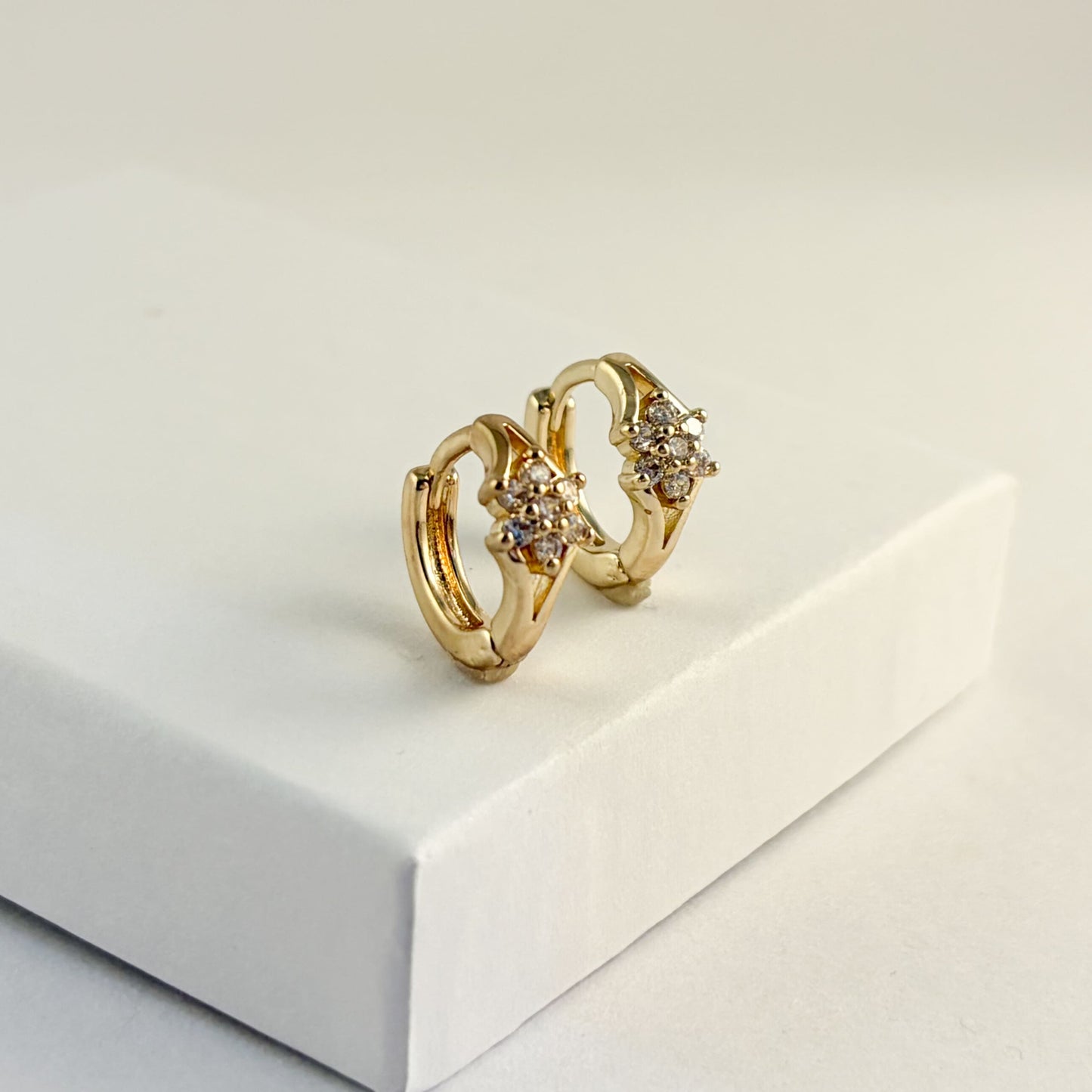 Huggies chapa de oro zirconias flor