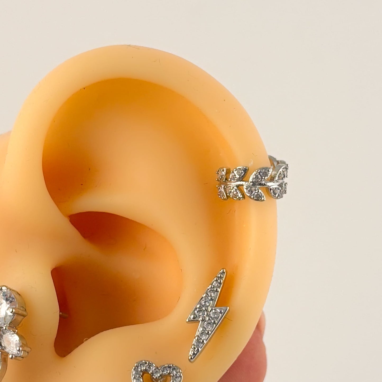 Piercing hélix argolla hojitas zirconias chapa de oro