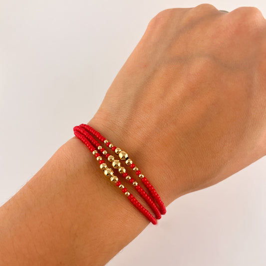 Pulsera triple hilo rojo chaquiras y bolitas chapa de oro