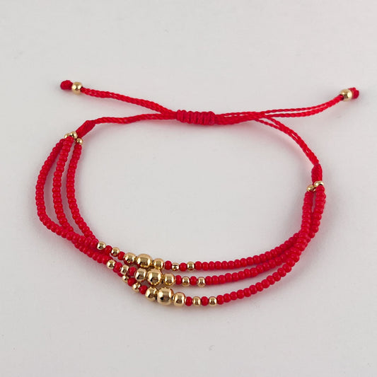 Pulsera triple hilo rojo chaquiras y bolitas chapa de oro