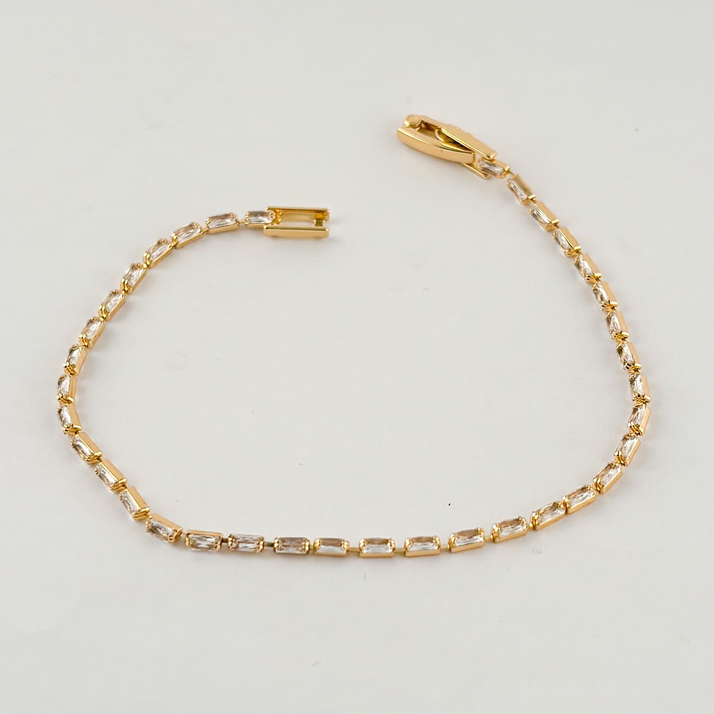 Pulsera fila de zirconias baguette ultra delgada broche de caja 18 cm