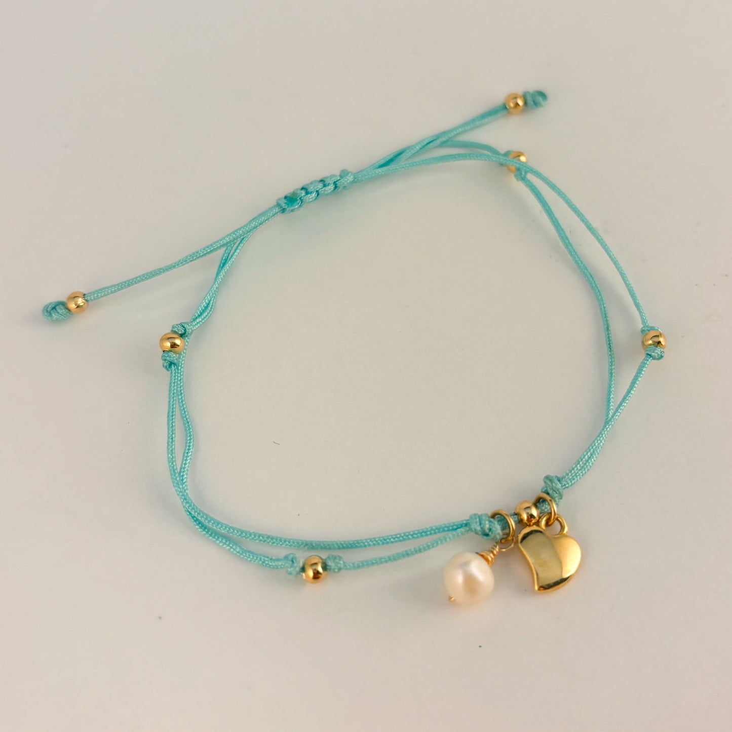 Pulsera hilo azul ajustable corazón y perla colgantes chapa de oro