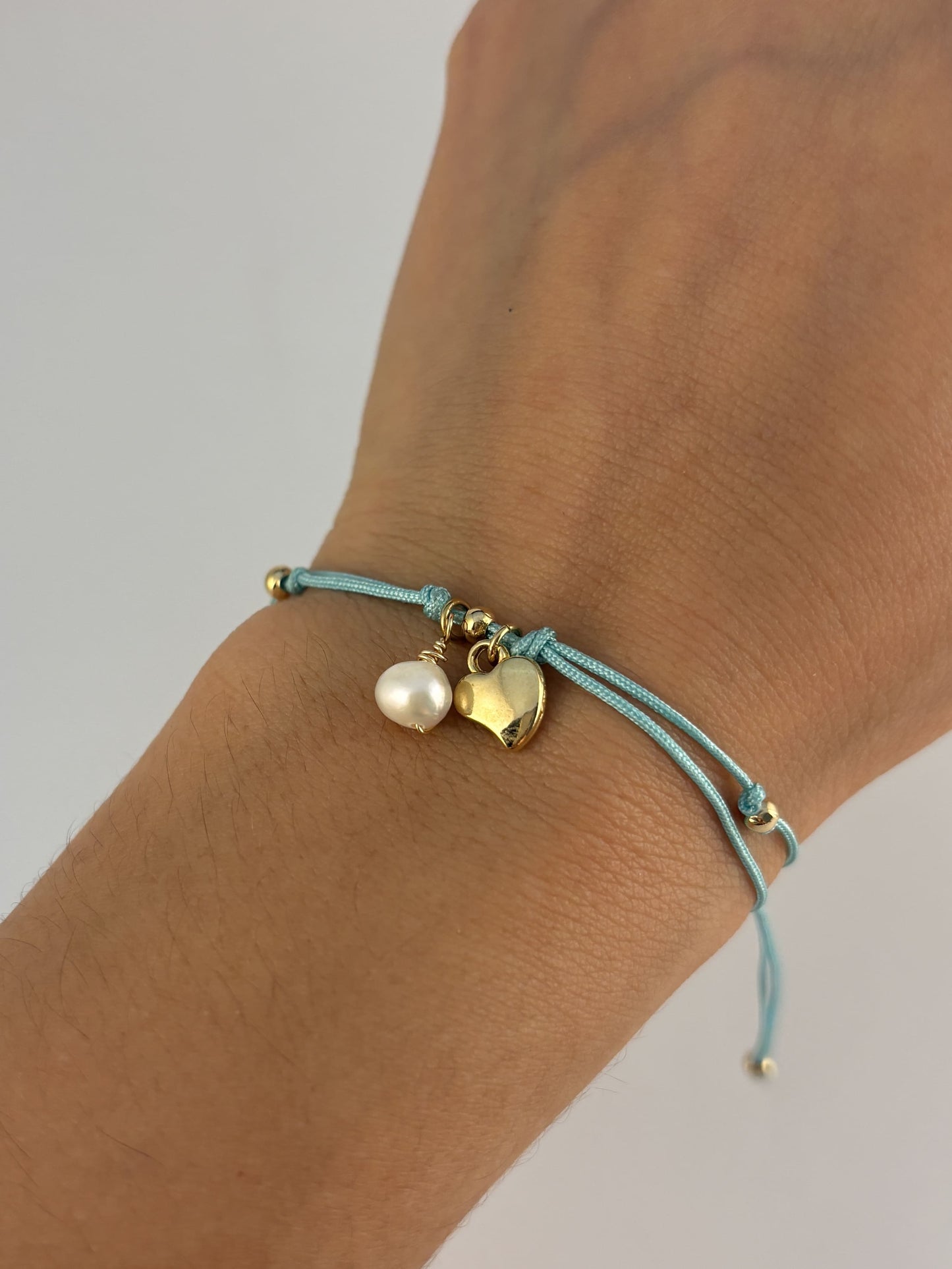 Pulsera hilo azul ajustable corazón y perla colgantes chapa de oro