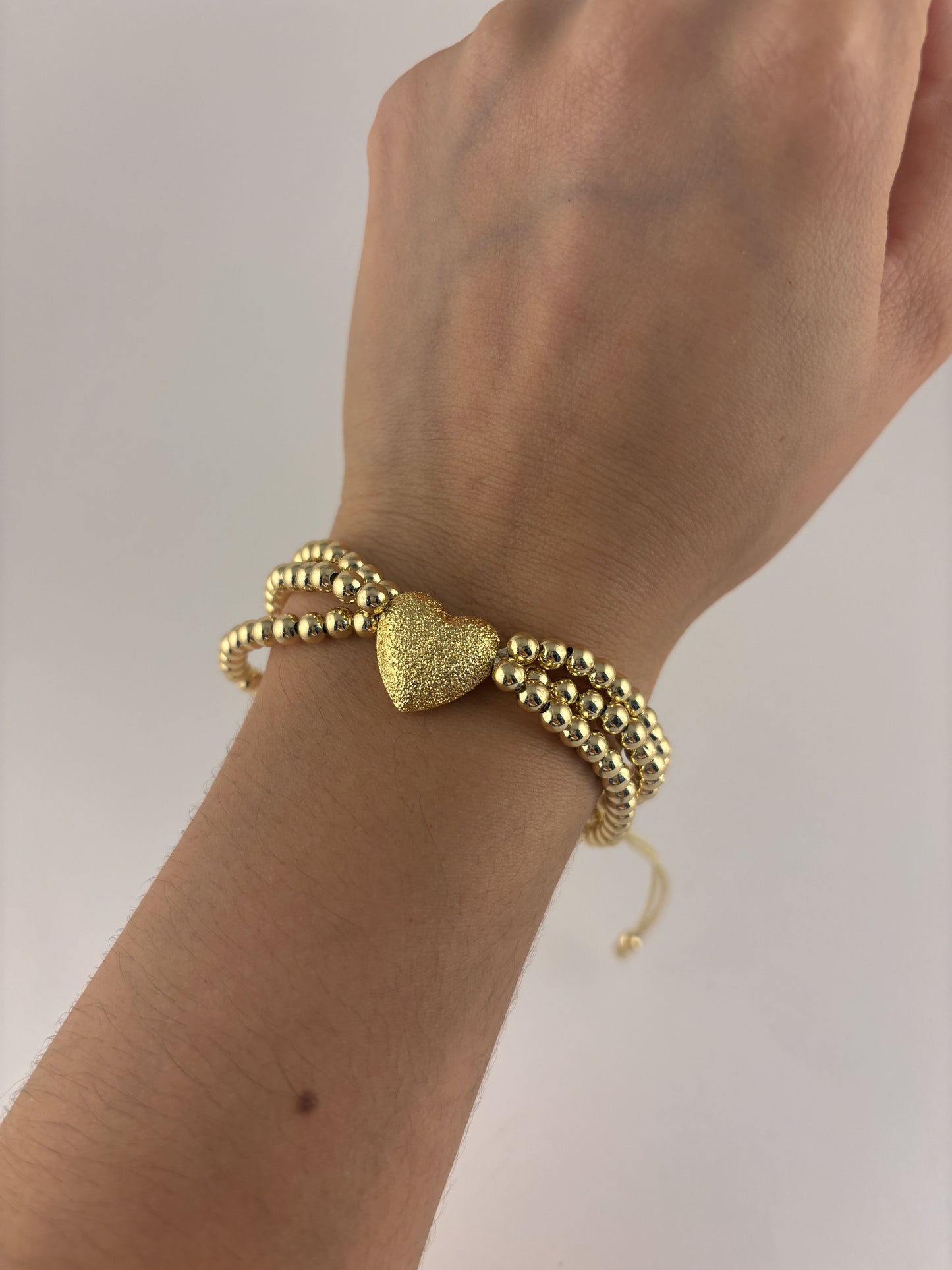 Pulsera bolitas corazón triple hilo ajustable chapa de oro