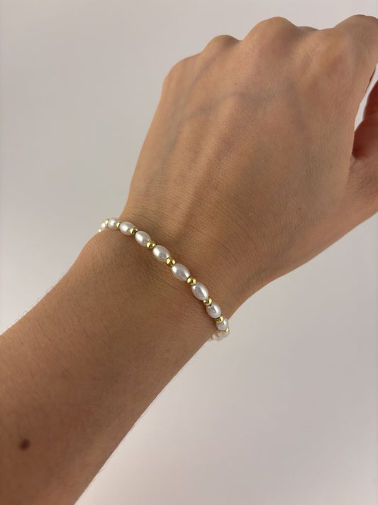 Pulsera perlas semilla con bolita chapa de oro