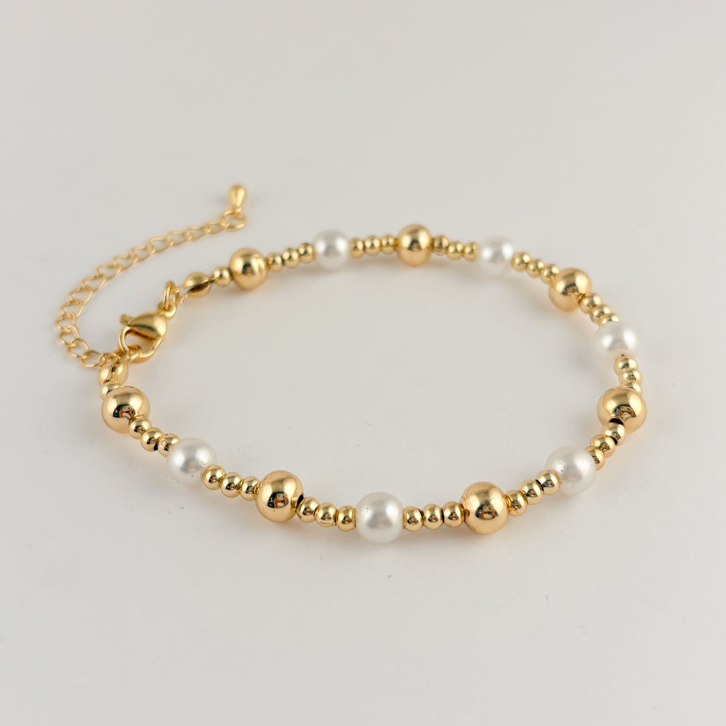 Pulsera chapa de oro bolitas con perlas broche