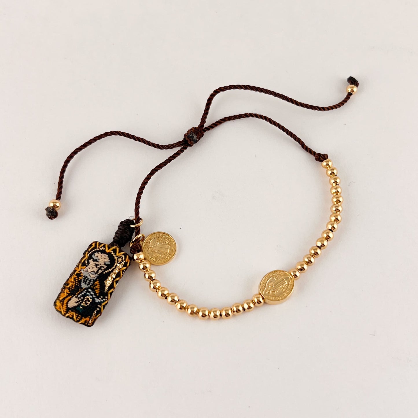 Pulsera hilo esferitas con escapulario medalla de San Benito chapa de oro