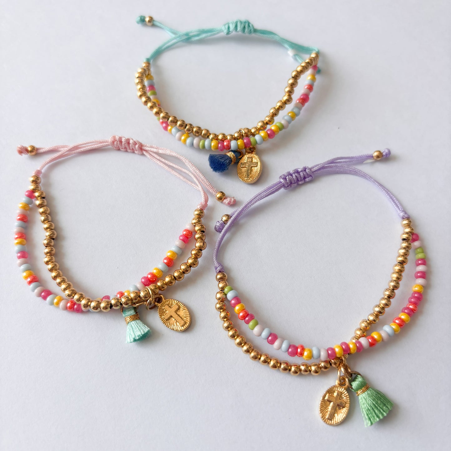 Pulsera doble hilo colores chaquira medalla cruz y motita