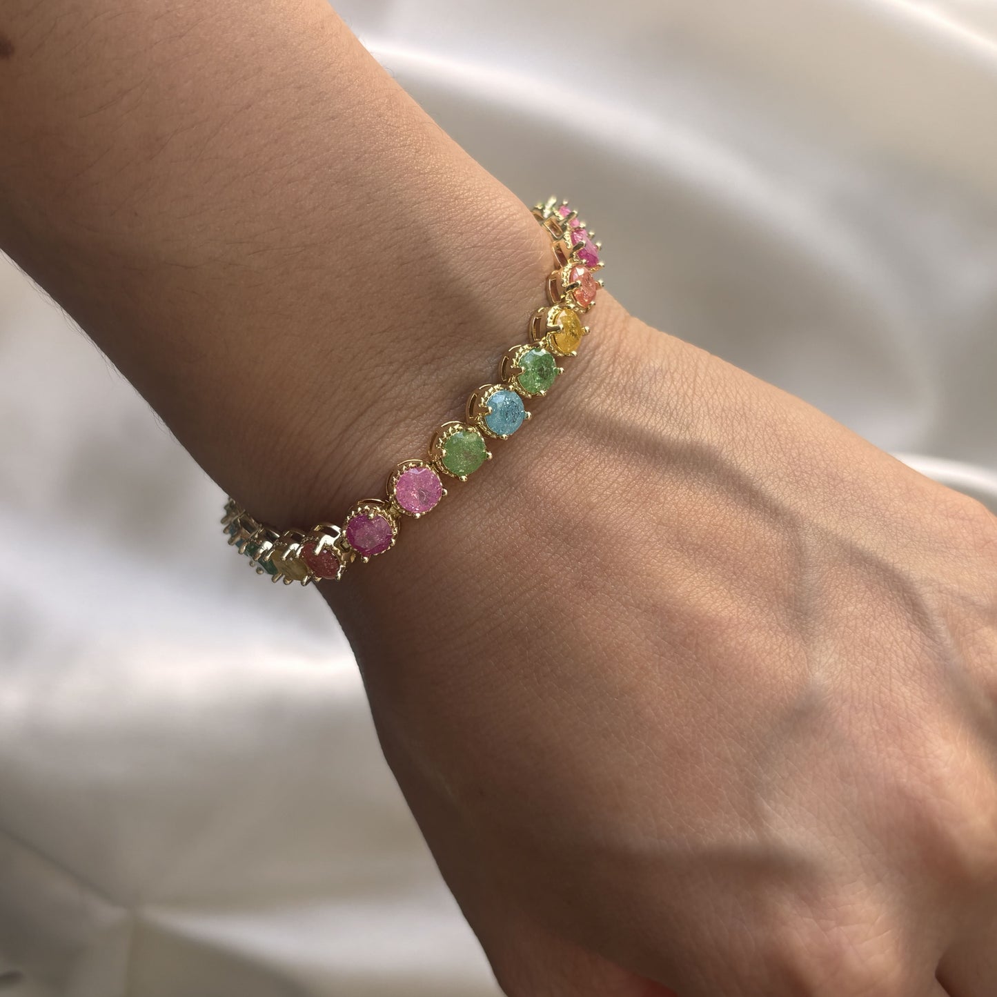 Pulsera zirconias de colores circular baño de oro